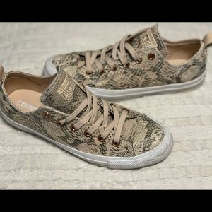 Converse women’s Sz 8, like new!